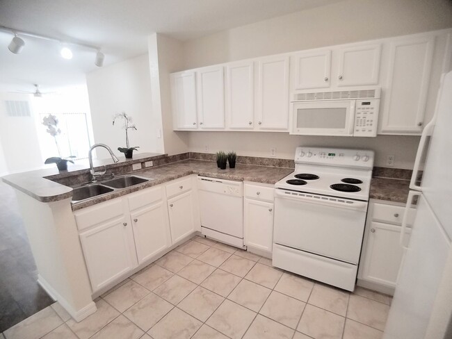 Building Photo - Amazing Fully Remodeled 2/2 Condo x Rent i...