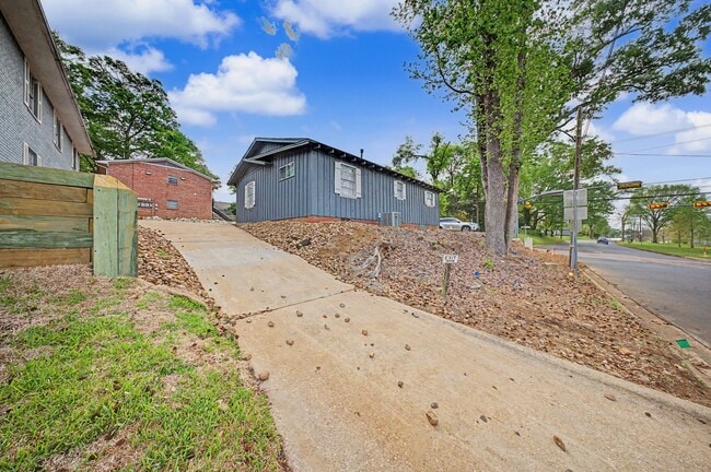 Building Photo - 310 Powers St