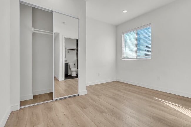 Foto del edificio - 1846 S Curson Ave