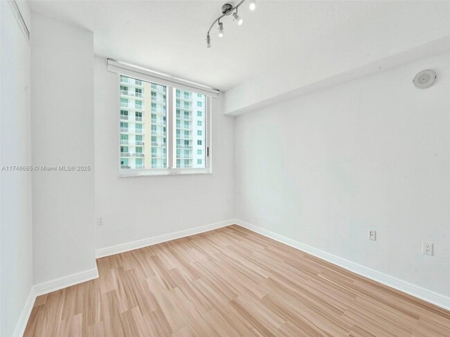 Building Photo - 2 bedroom in Hallandale FL 33009