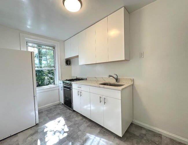 Foto del edificio - 2 bedroom in SUNNYSIDE NY 11104
