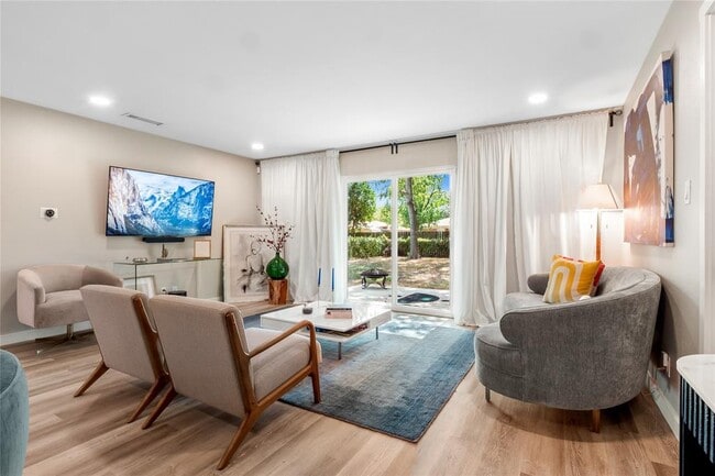 Building Photo - 907 Chiswick Dr