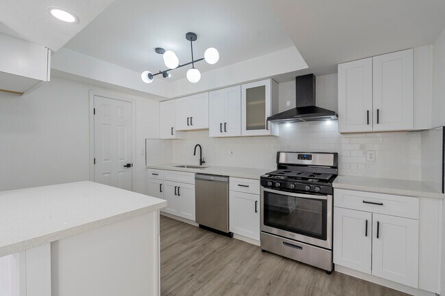 Building Photo - 460 N Longmore