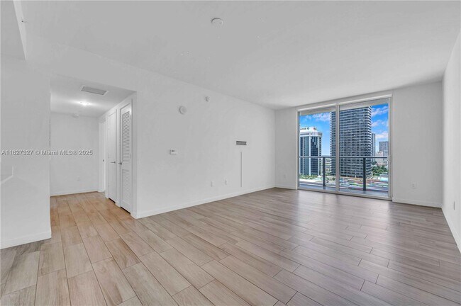 Building Photo - 1100S S Miami Ave