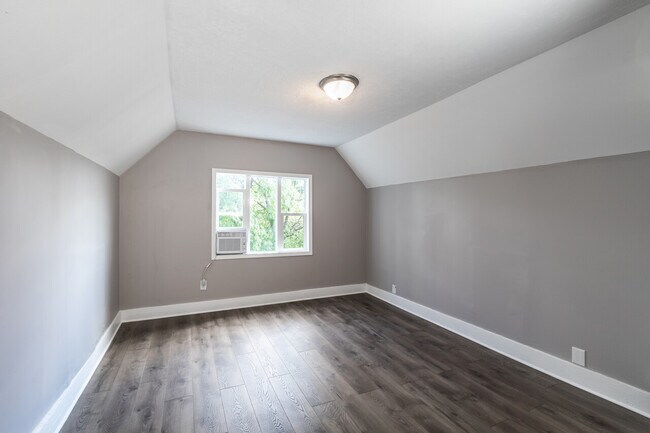 Building Photo - 814 S 27th St