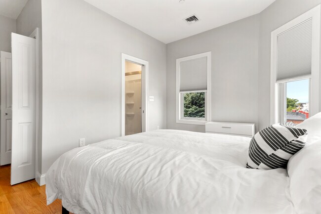 Foto del edificio - 1047 Saratoga St