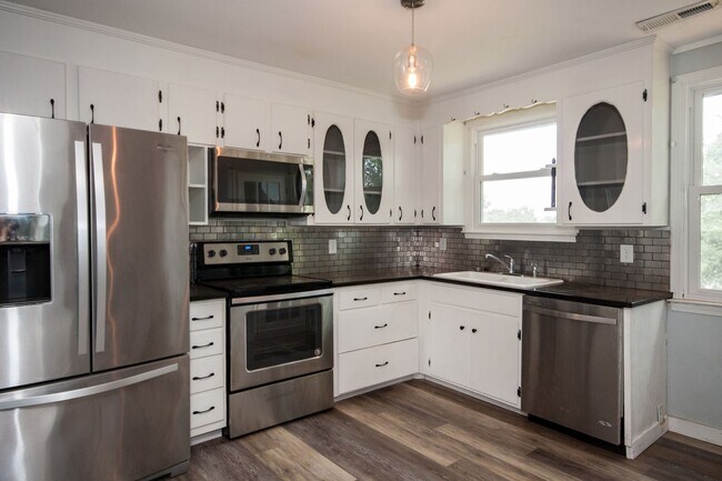 Foto del edificio - Huge 4 Bedroom 2 Bath Sylvan Park Classic! AVAILABLE NOW. Perfect for Roommates or a Home Office....