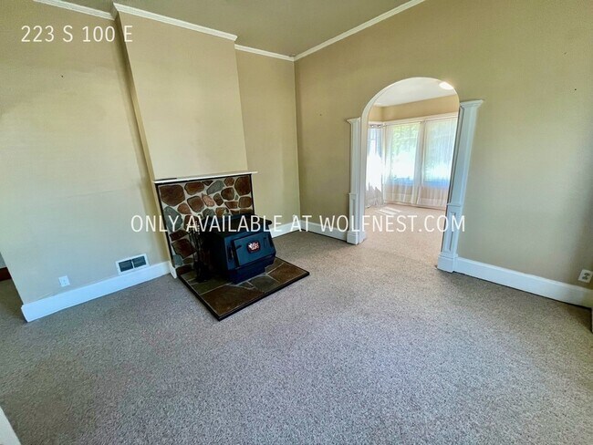Building Photo - Quaint 4 Bedroom Centerville Home! No Depo...