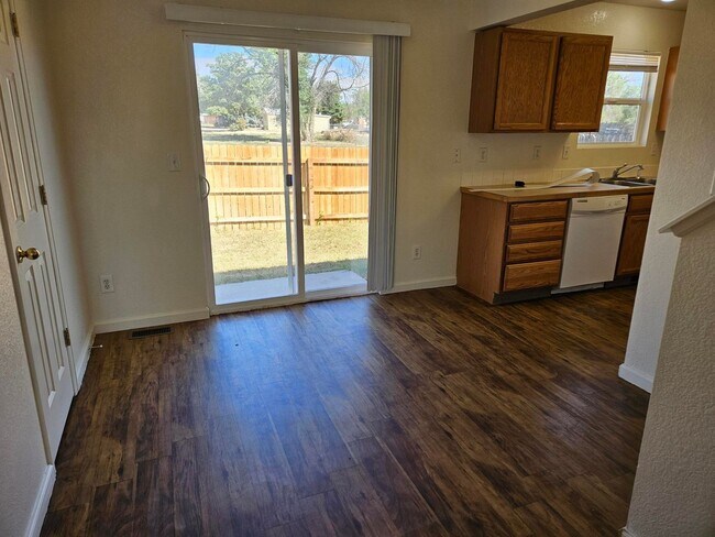Foto del edificio - Adorable 2 bedroom townhome Available ASAP!
