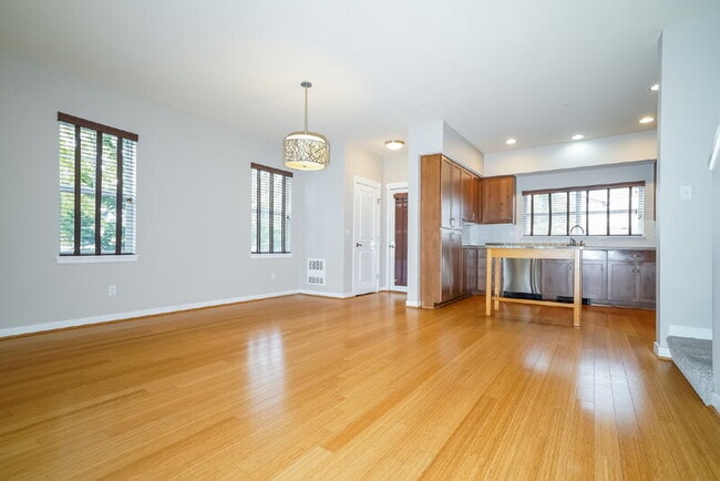 Building Photo - 2400 NE Park Dr