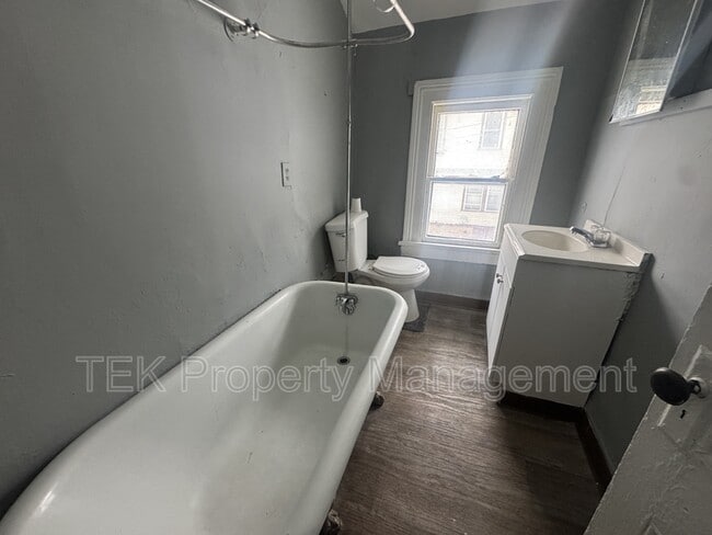 Building Photo - 60 Romeyn St