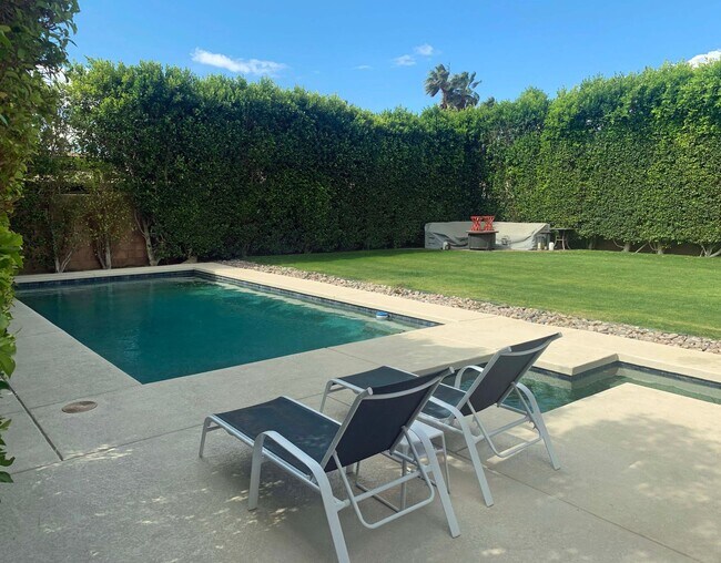 Building Photo - Three Bedroom Home in the Panorama Neighbo...
