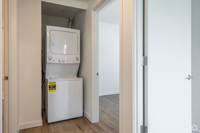 2BR, 1.5BA - 805SF - The Robert