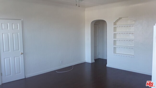 Building Photo - 5017 S Crenshaw Blvd