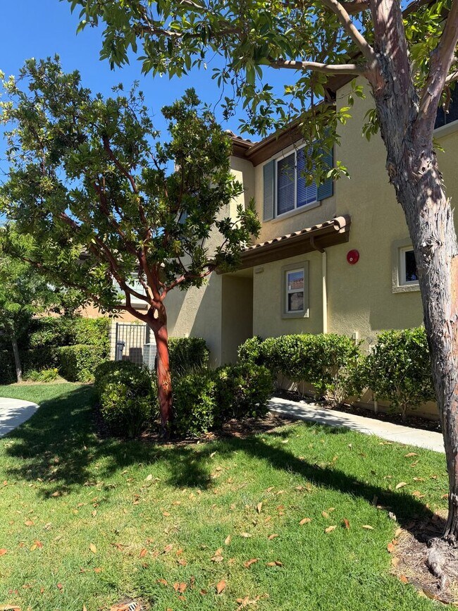 Foto del edificio - 3 bed, 2 1/2 bath townhome in Moorpark