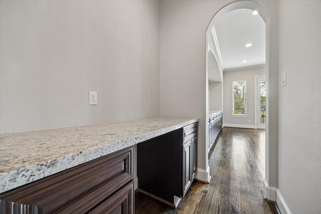 Building Photo - 1105 E 27th St