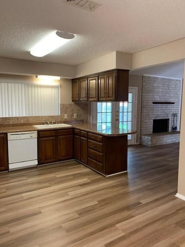 Foto del edificio - ***COMING SOON*** Nice 3 Bedroom, 2 Full Bath Home Located In SW Ft. Worth!