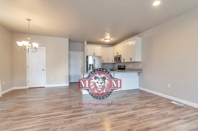 Building Photo - 3 Bed 2.5 Bath Townhome in Bluffdale