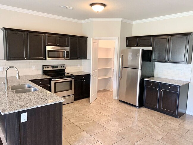 Building Photo - 3 Bedroom Townhome for Rent in Rogers! Sav...