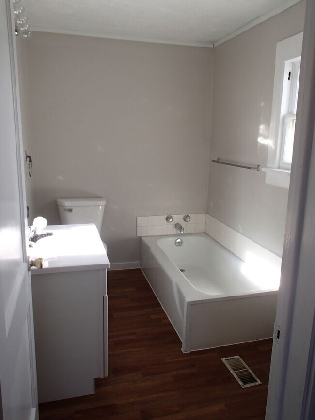Foto del edificio - Larger 2 bedroom, 2 bathroom home! Pet Fri...