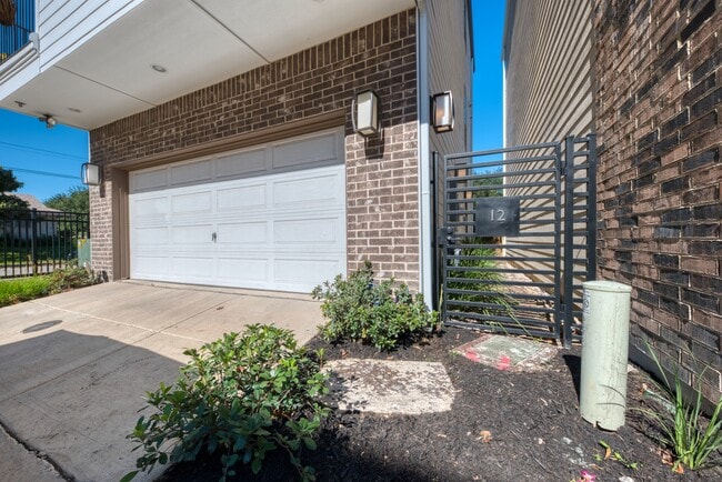 Building Photo - 3839 Harry Wurzbach Rd