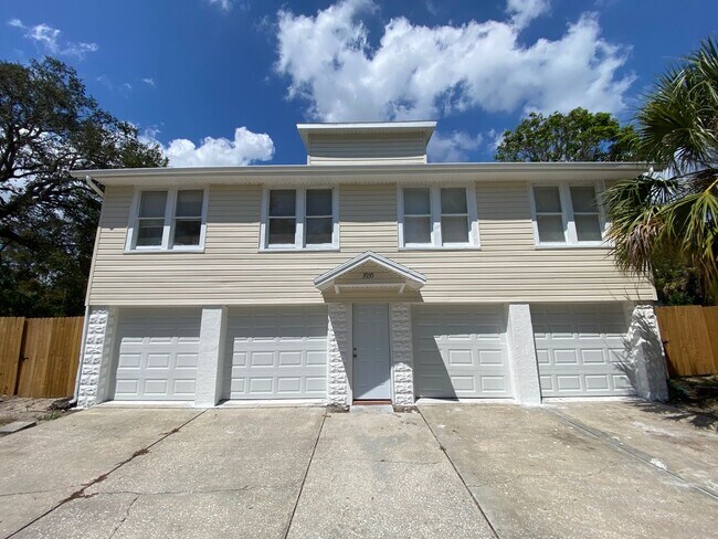 Foto del edificio - 18th Ave S Triplex