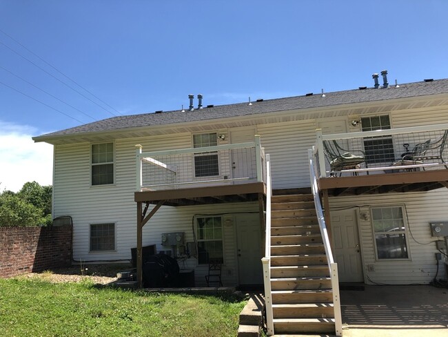 Building Photo - 2 Bedroom 1 Bath Unit Available in 4-Plex