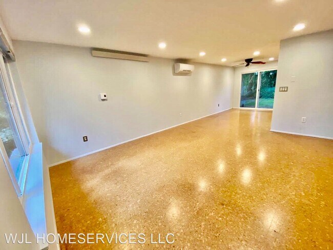 Foto del edificio - 2 br, 1 bath House - 1608 NE 199 Ct