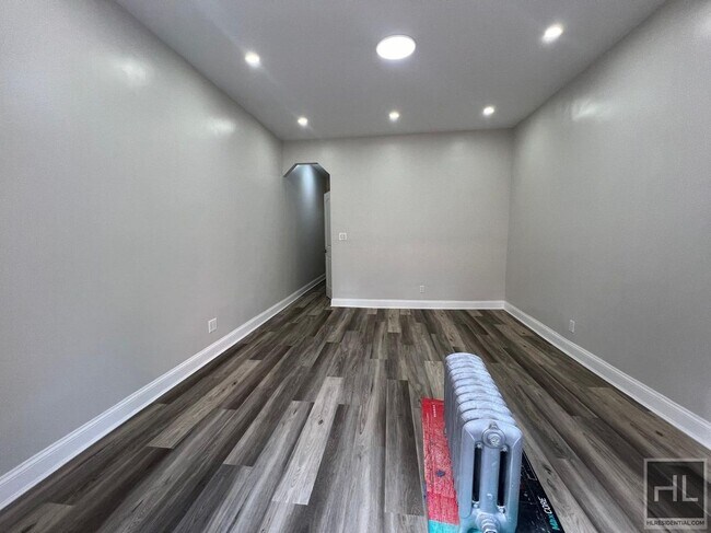 Foto del edificio - Renovated 3-Bedroom + Flex 4—Oversized Lay...