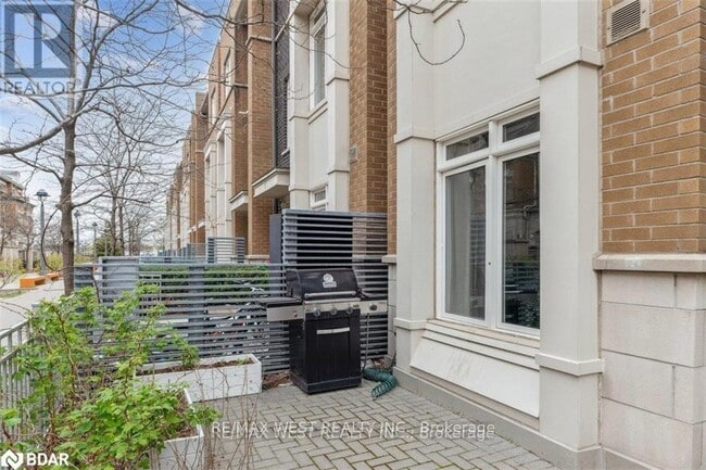 Building Photo - 370 Square One Dr