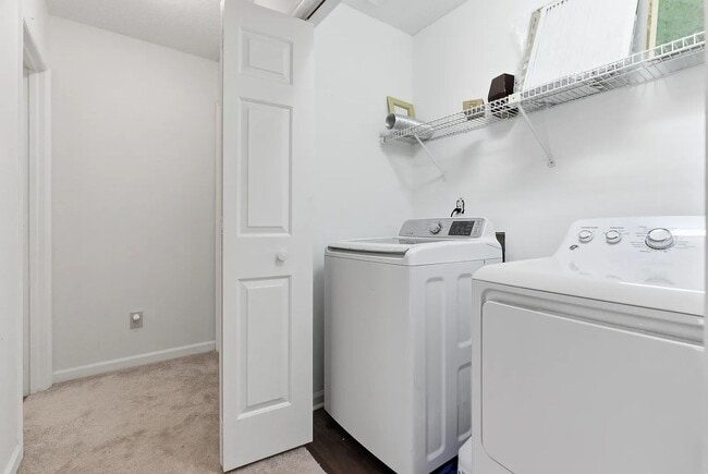 Building Photo - Spacious Townhome in Five Oaks!