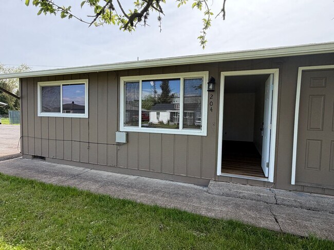 Foto del edificio - 2 Bedroom 1 Bath 3plex