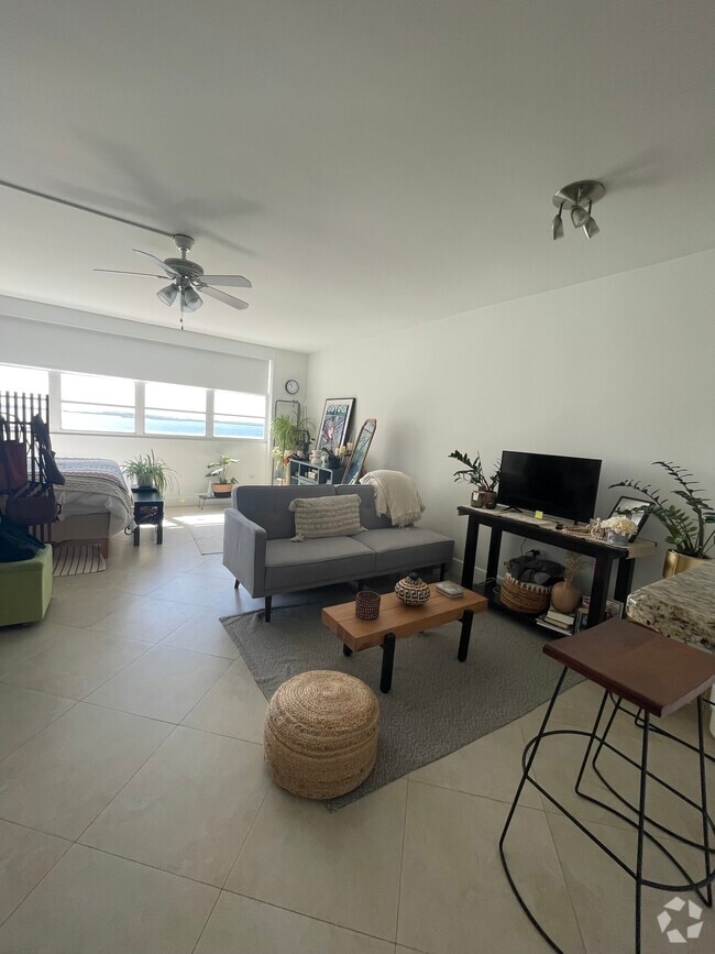 Building Photo - 999 Brickell Bay Dr