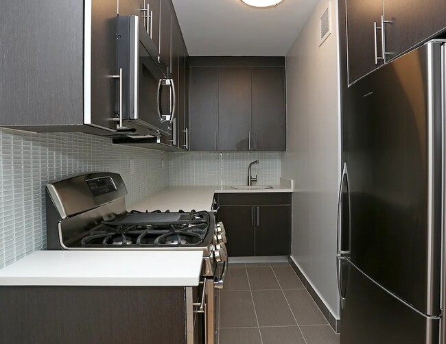 Building Photo - 410 W 53rd St