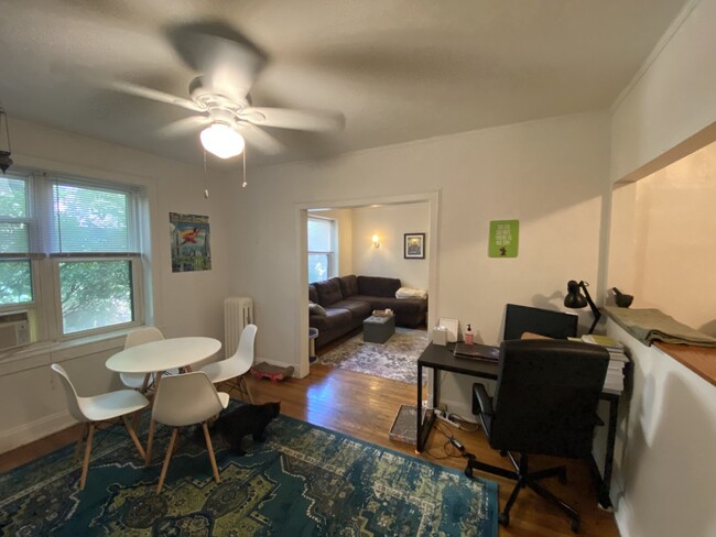 Foto del edificio - 3740 N Pine Grove Ave