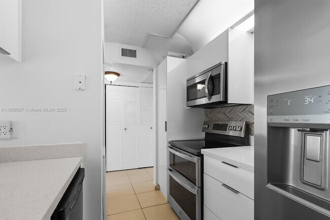 Foto del edificio - 10167 Twin Lakes Dr