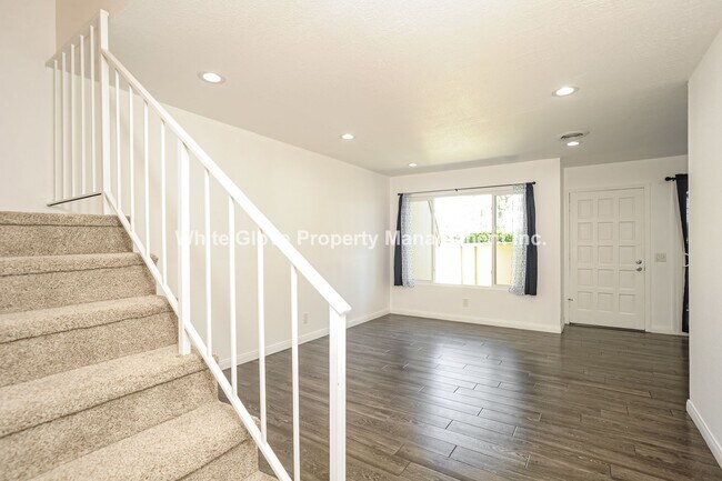 Foto del edificio - Remodeled 3-Bedroom San Dimas Condo with Garage and Community Pool