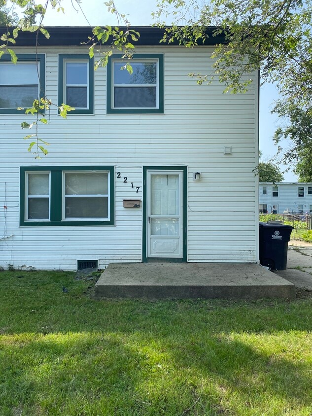 2217 Delton Ct, Westland, MI 48186 Townhome Rentals in Westland MI