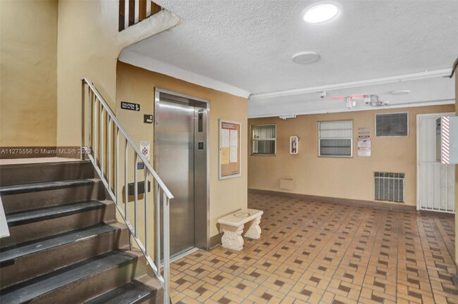 Building Photo - 160 Royal Palm Rd