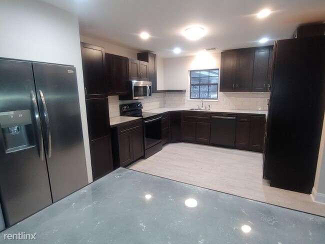 Building Photo - 4 br, 3 bath House - 3928 E 9th St