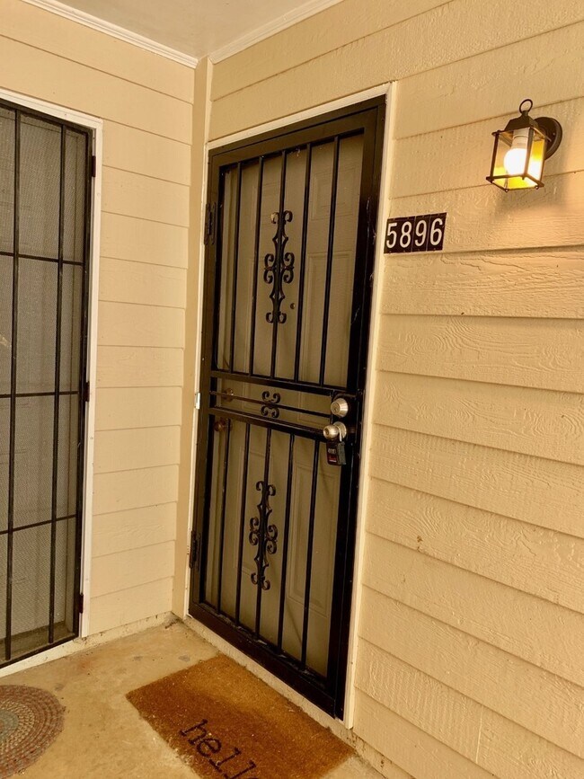 Foto del edificio - JUST REDUCED...UNDER $1,300!!-3 Bed/2 Bath Duplex With Attached Garage in Lovely College Park!