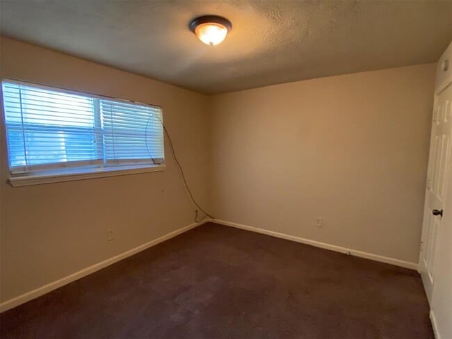 Building Photo - 13111 Maxim Dr