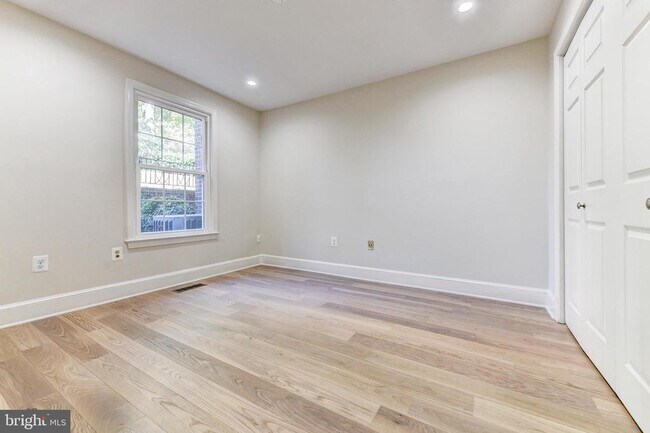 Building Photo - 3221 Sutton Pl NW