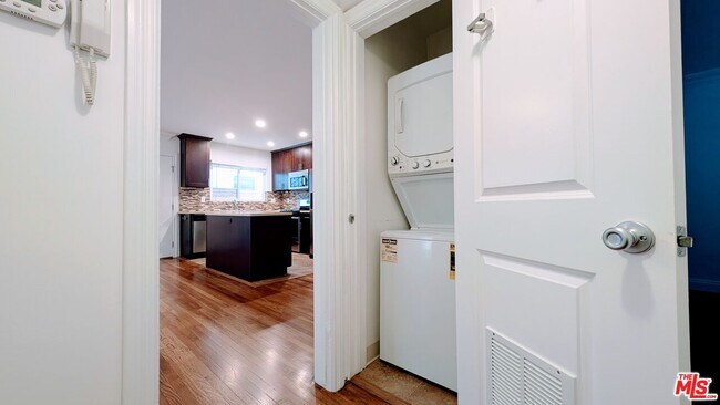 Foto del edificio - 1728 S Robertson Blvd