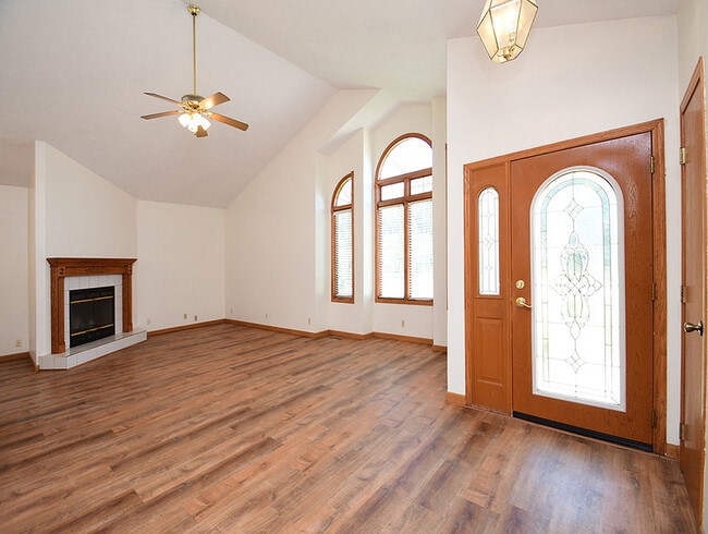 Building Photo - 820 Redwood Rd