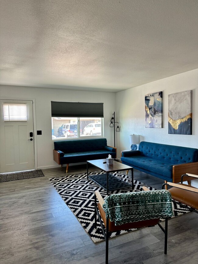 Building Photo - updated - unfurnished - 3 bed 2 bath - Duplex with a single car garage