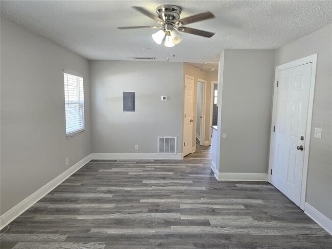 Building Photo - 107 W Clay Ave
