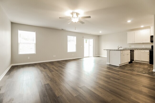 Building Photo - Gorgeous 3 Bedroom in Inman!
