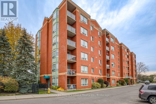 Photo du bâtiment - 77-577 Base Line Rd W