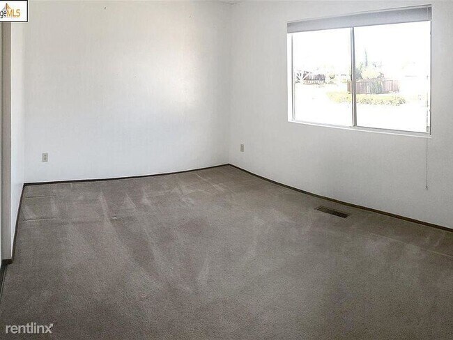 Building Photo - 3 br, 2 bath House - 2001 Reseda Way